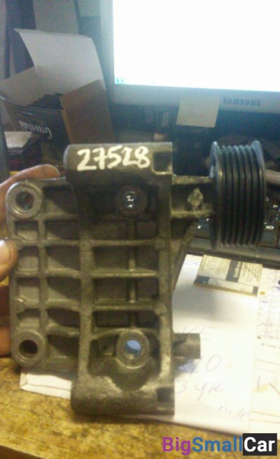 Кронштейн генератора A6  C6  2004-2011 б/у